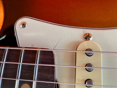 Pickguard cassé 1.jpg